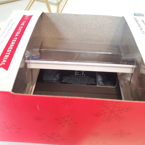 NIB E.T. The Extra Terrestrial VHS Retro Hallmark Tree Ornament - Picture 6 of 6